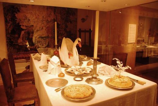 A table setting in the Nordiska Museet with a sawn as a center piece.
