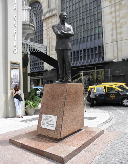 Carlos Gardel statue