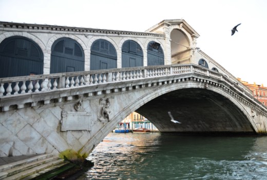 Early morning at the Ponte di Rialto