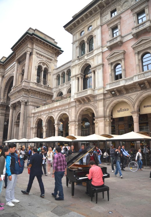 Street performer outside the Duomo