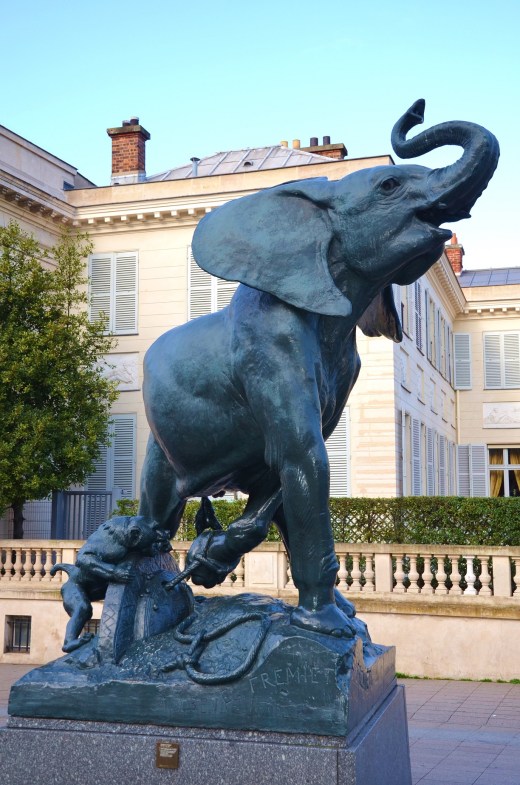 Sculptures outside the Musee d'Orsay