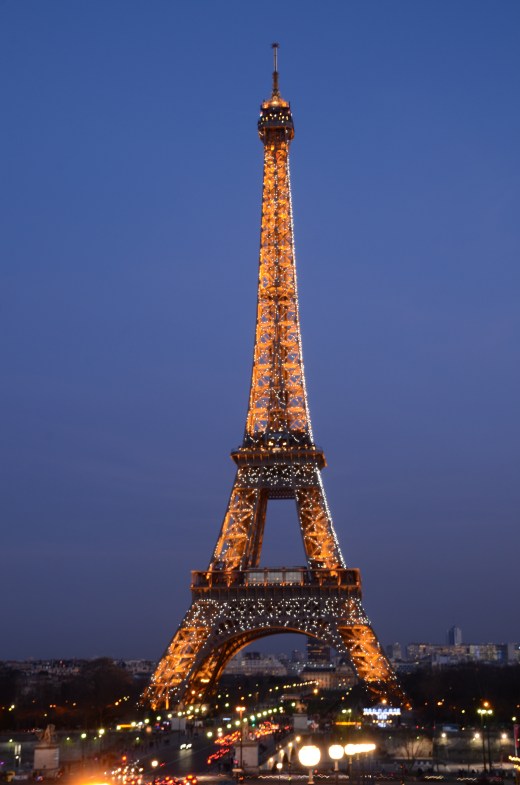 Eiffel Tower at 7 pm with the sparkling lights